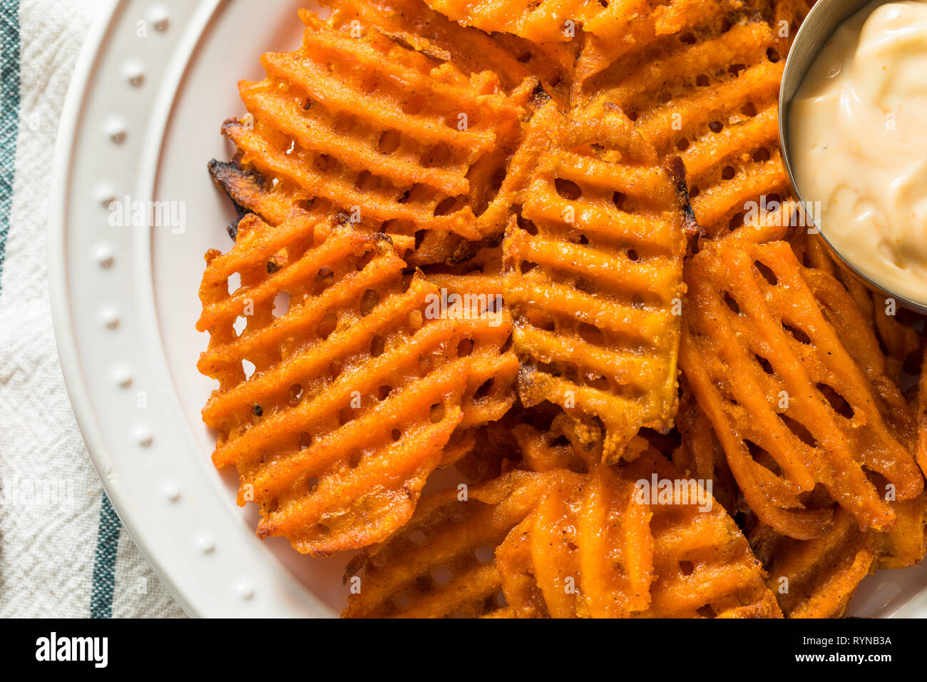 Hausgemachte Susse Kartoffel Waffeln Pommes Mit Mayo Stockfotografie Alamy