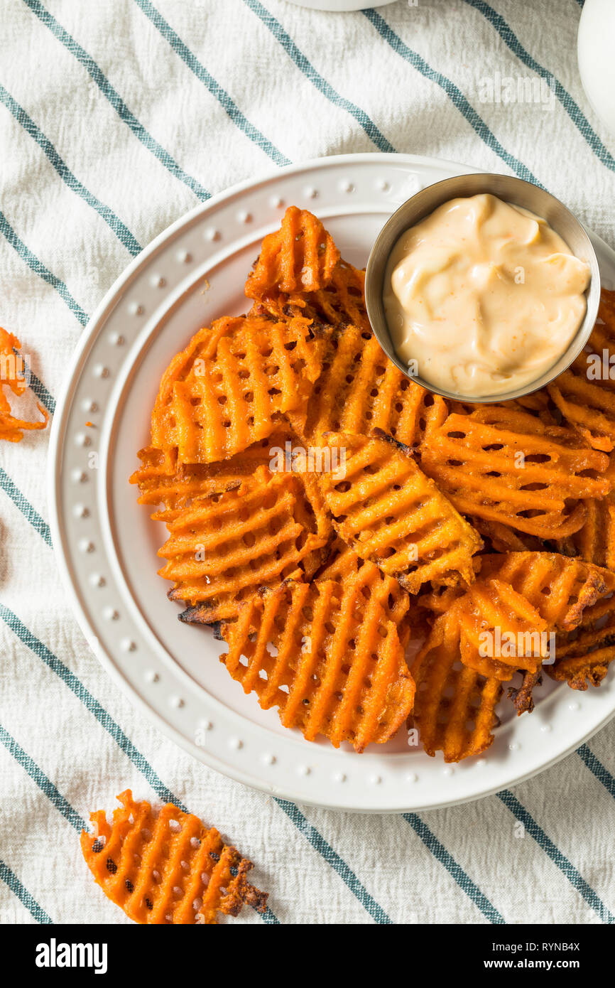 Hausgemachte süsse Kartoffel Waffeln Pommes mit Mayo Stockfoto