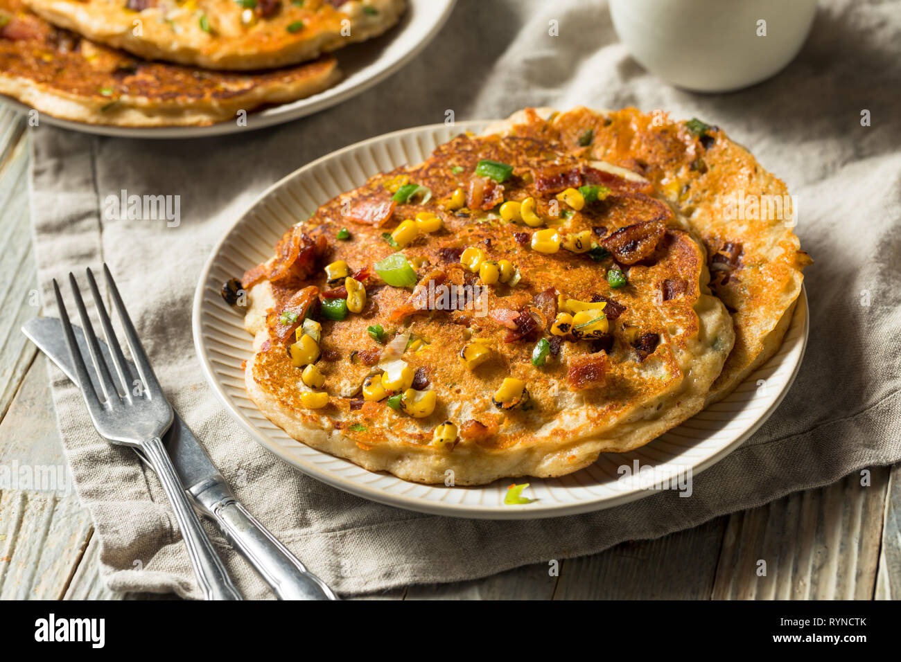 Gesunde Hausgemachte herzhafte Pfannkuchen mit Zwiebel und Speck Mais Stockfoto