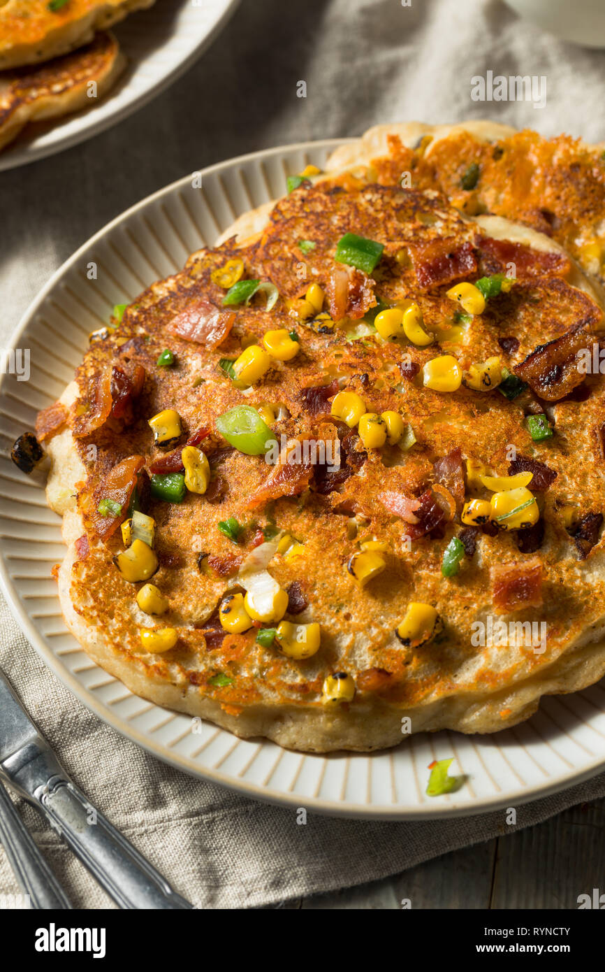 Gesunde Hausgemachte herzhafte Pfannkuchen mit Zwiebel und Speck Mais Stockfoto