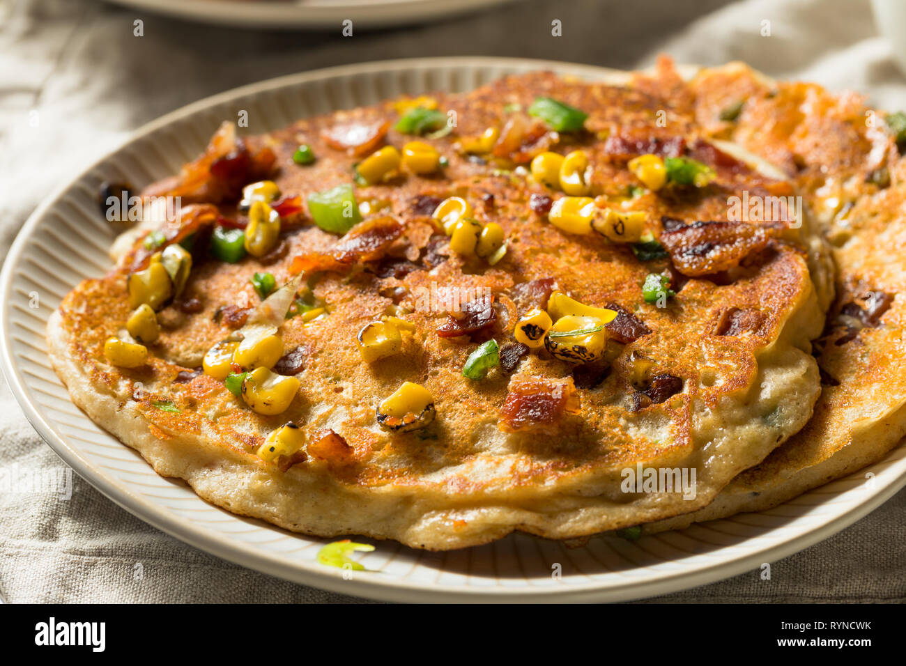 Gesunde Hausgemachte herzhafte Pfannkuchen mit Zwiebel und Speck Mais Stockfoto