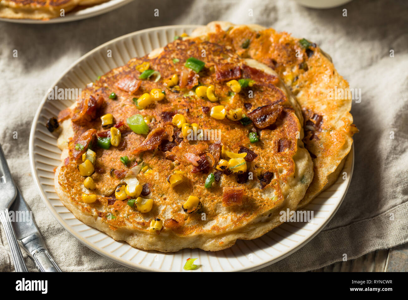 Gesunde Hausgemachte herzhafte Pfannkuchen mit Zwiebel und Speck Mais Stockfoto