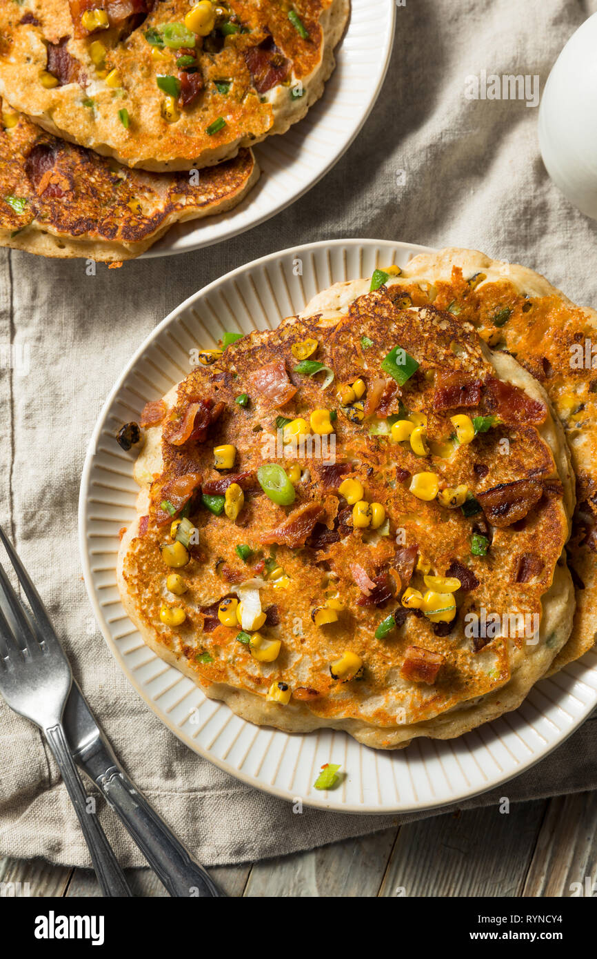 Gesunde Hausgemachte herzhafte Pfannkuchen mit Zwiebel und Speck Mais Stockfoto