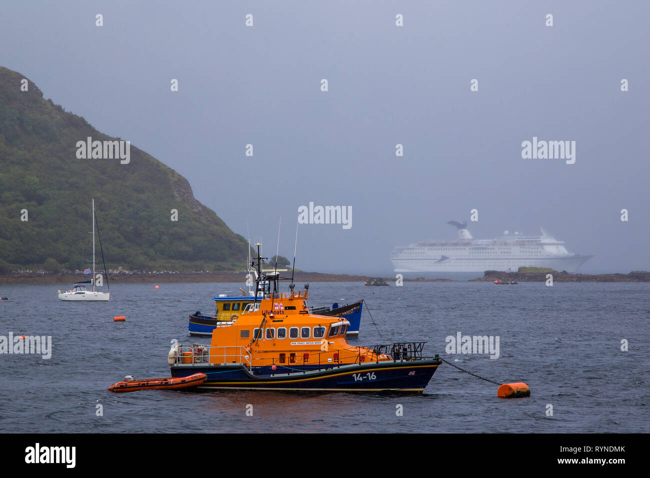 Die Meere sicher ein Rettungsboot mit einem Kreuzfahrtschiff in der Ferne Stockfoto