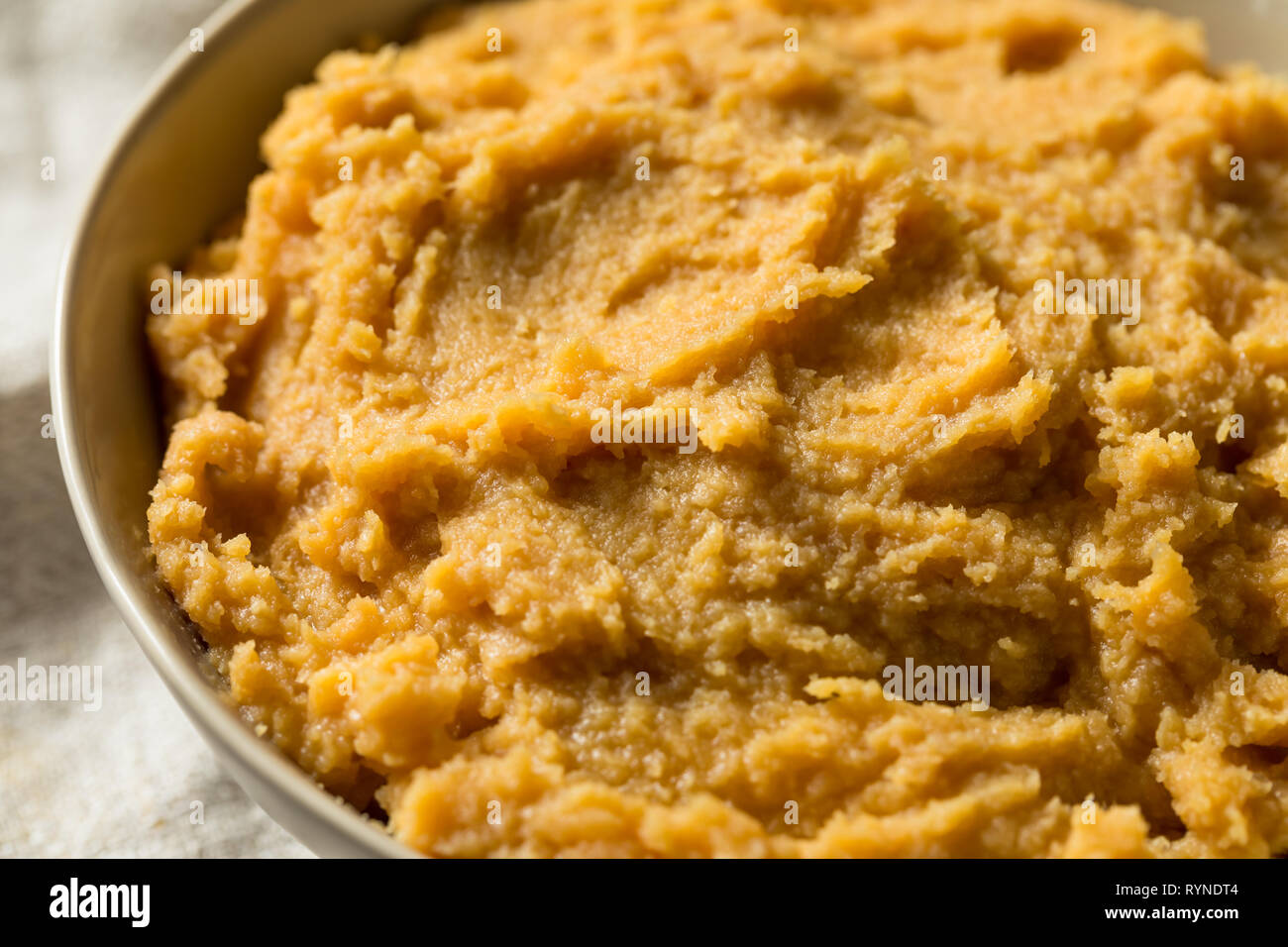 Organische japanische Miso Einfügen fertig zu Kochen mit Stockfoto