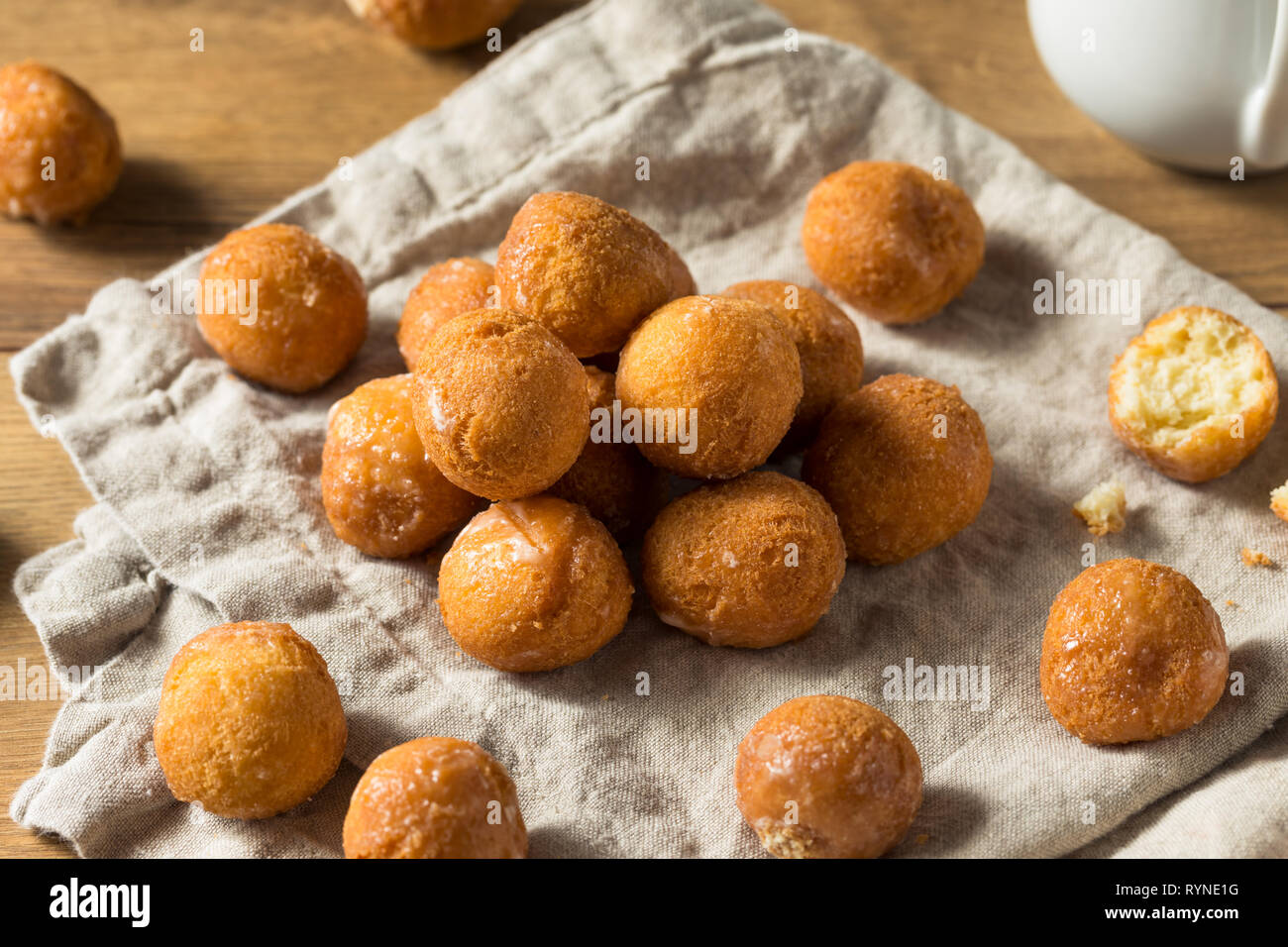 Hausgemachte glasierte Krapfen Löcher bereit zu Essen Stockfoto