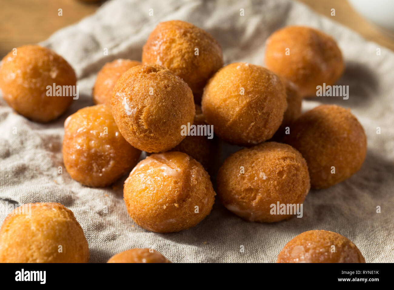 Hausgemachte glasierte Krapfen Löcher bereit zu Essen Stockfoto