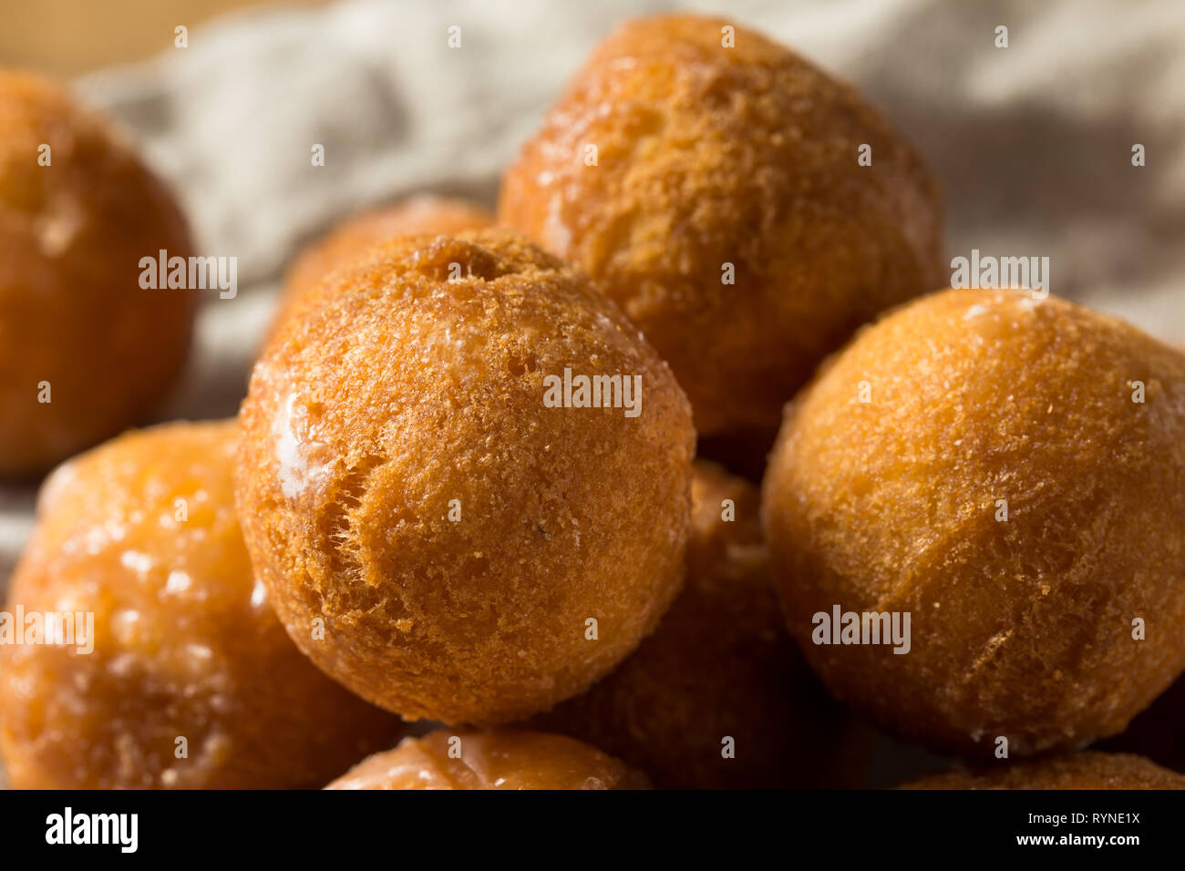 Hausgemachte glasierte Krapfen Löcher bereit zu Essen Stockfoto