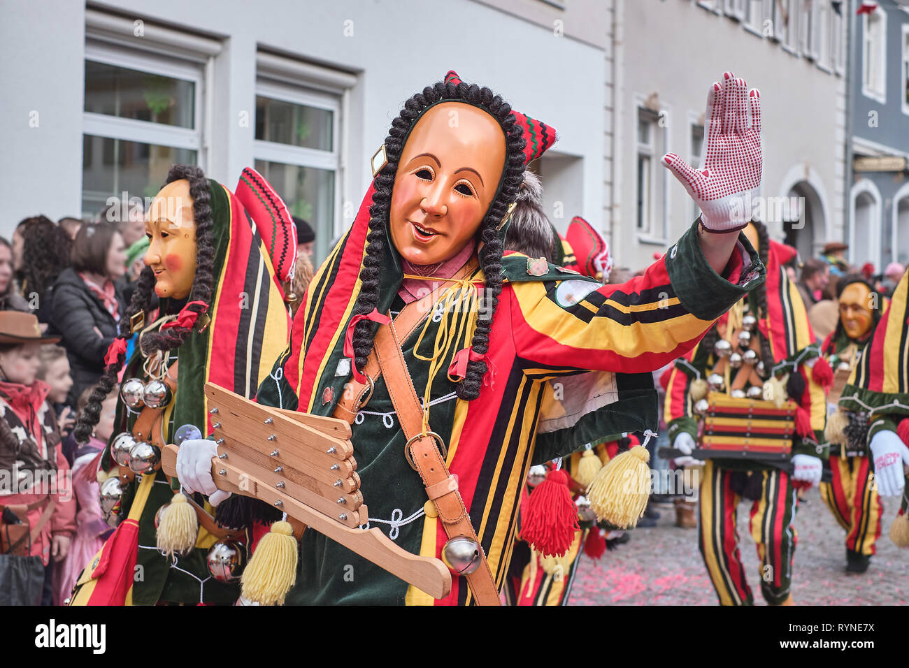 Bunte Karneval Abbildung mit Holz Ratsche. Straßenkarneval im südlichen Deutschland - Schwarzwald. Stockfoto