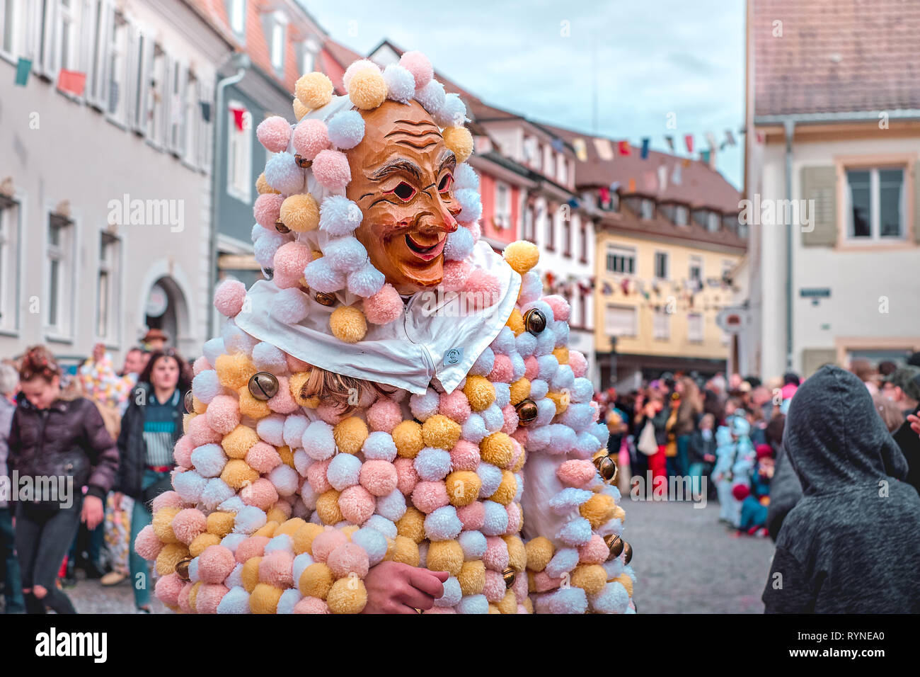 Karneval Abbildung mit Kostüm von Kugeln. Straßenkarneval im südlichen Deutschland - Schwarzwald. Stockfoto