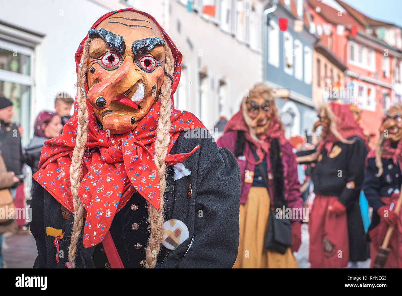 Karneval Abbildung mit einem schiefen Nase und Anschlusslitzen. Straßenkarneval im südlichen Deutschland - Schwarzwald. Stockfoto