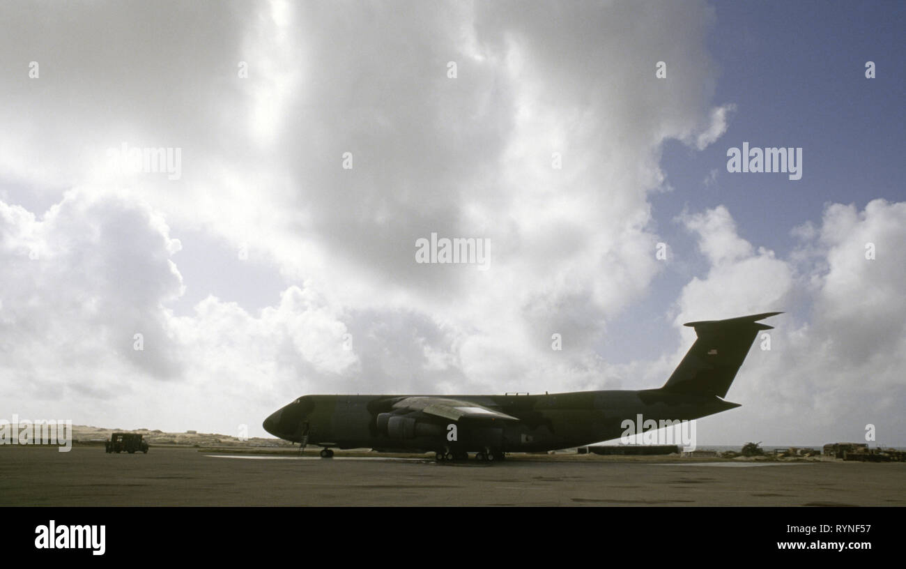 21. Oktober 1993 Eine amerikanische Lockheed C-5 Galaxy Military Transport Jet der Air Mobility Command auf der Rollbahn am Flughafen Mogadischu, Somalia. Stockfoto