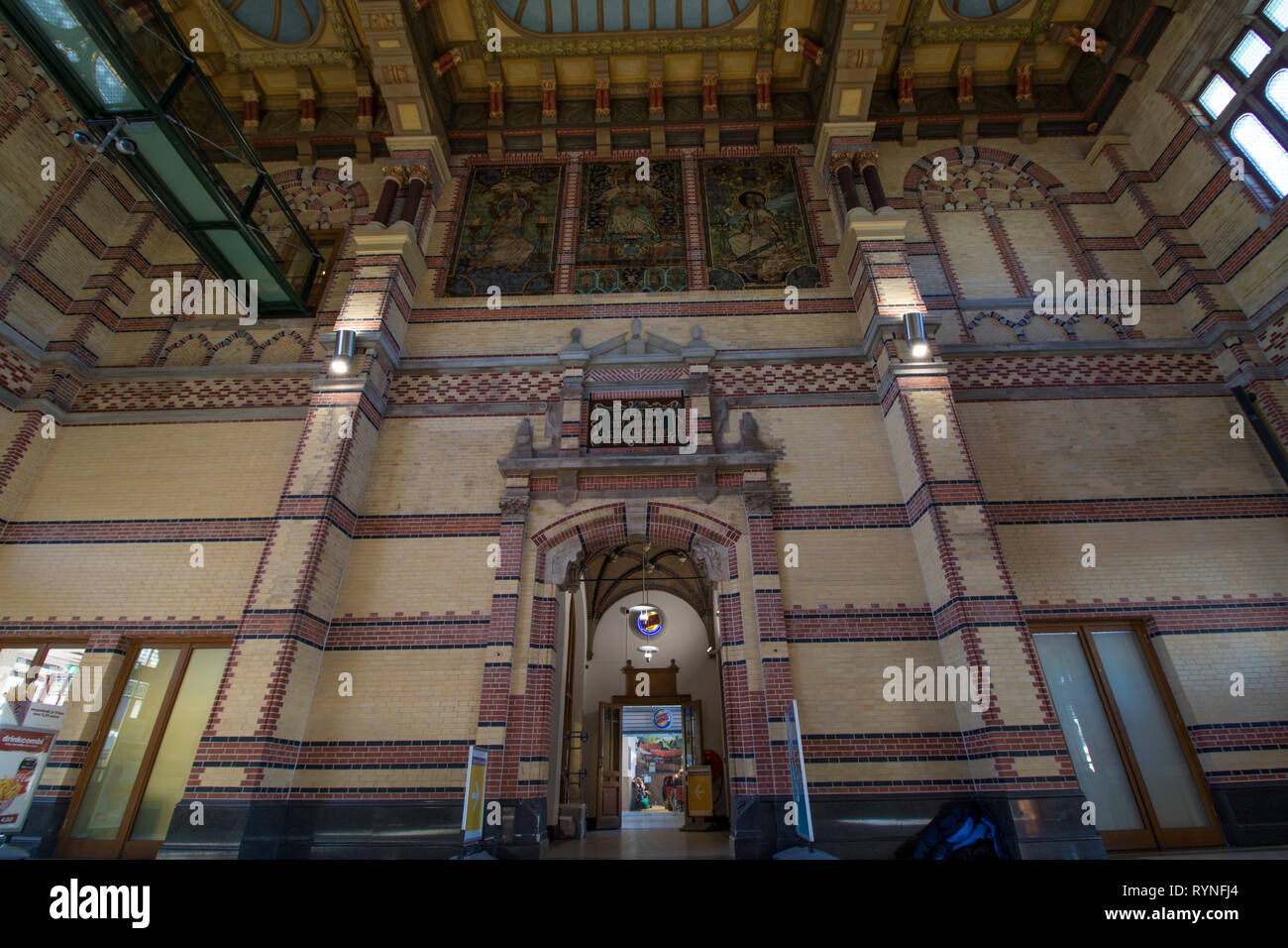 Alter Bahnhof Halle des 19. Jahrhunderts von Groningen. Dies ist nicht mehr in Gebrauch ist. Aber Reisende wie ein Blick auf dieses Stück Geschichte zu nehmen, Stockfoto