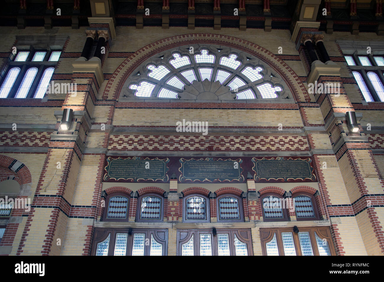 Alter Bahnhof Halle des 19. Jahrhunderts von Groningen. Dies ist nicht mehr in Gebrauch ist. Aber Reisende wie ein Blick auf dieses Stück Geschichte zu nehmen, Stockfoto