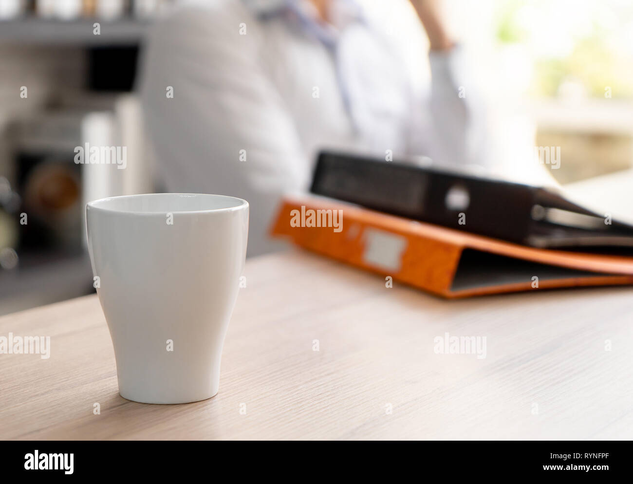 Business Ordner Dateien und Kaffee auf Schreibtisch Stockfoto