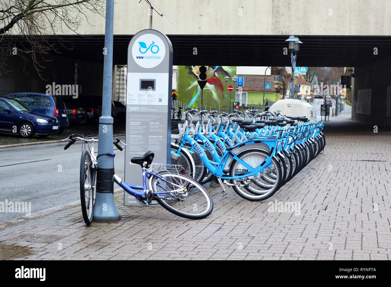 Viele blaue temporäre Leihfahrräder vom Deutschen Transport Association der Rhein-Neckar Region namens "NEXTBIKE" am Parkplatz Bahnhof in Heidelbrg Stockfoto