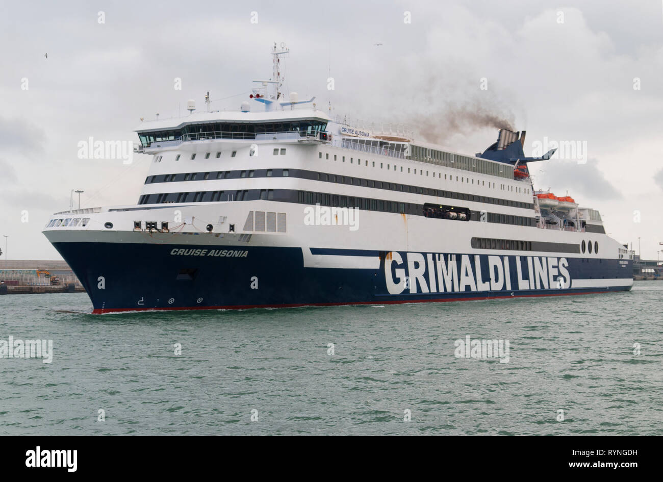 Fähre Ausonia der Grimaldi Lines Unternehmen in den Hafen von Barcelona. Stockfoto