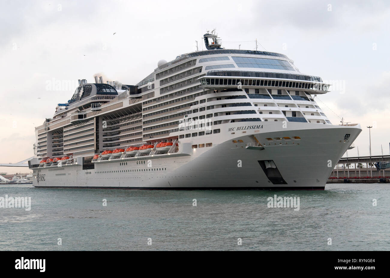 MSC Bellissima Kreuzfahrtschiff der MSC Kreuzfahrten Unternehmen verlässt den Hafen von Barcelona. Stockfoto