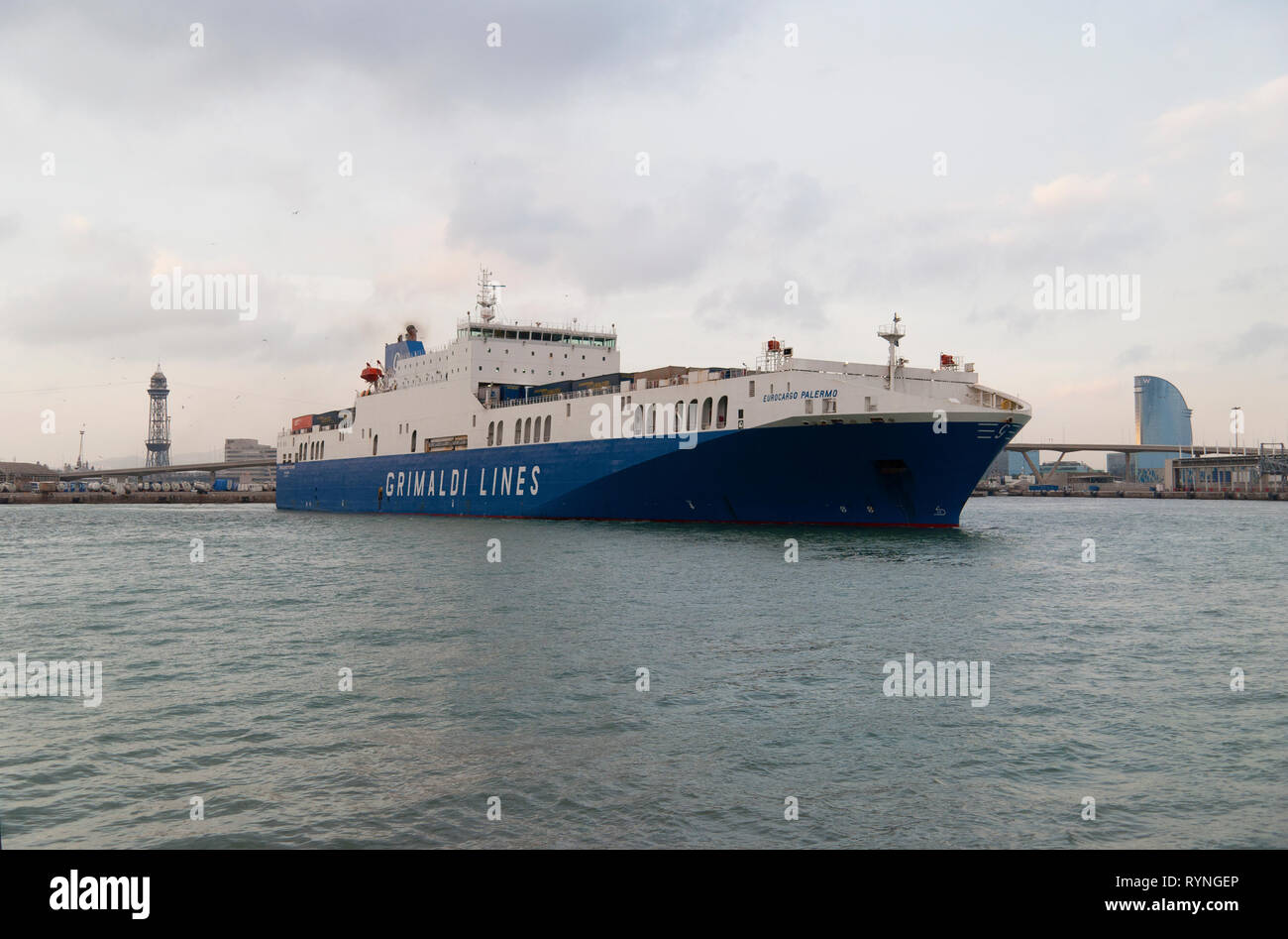 Fähre Eurocargo Palermo der Grimaldi Lines Unternehmen verlässt den Hafen von Barcelona. Stockfoto