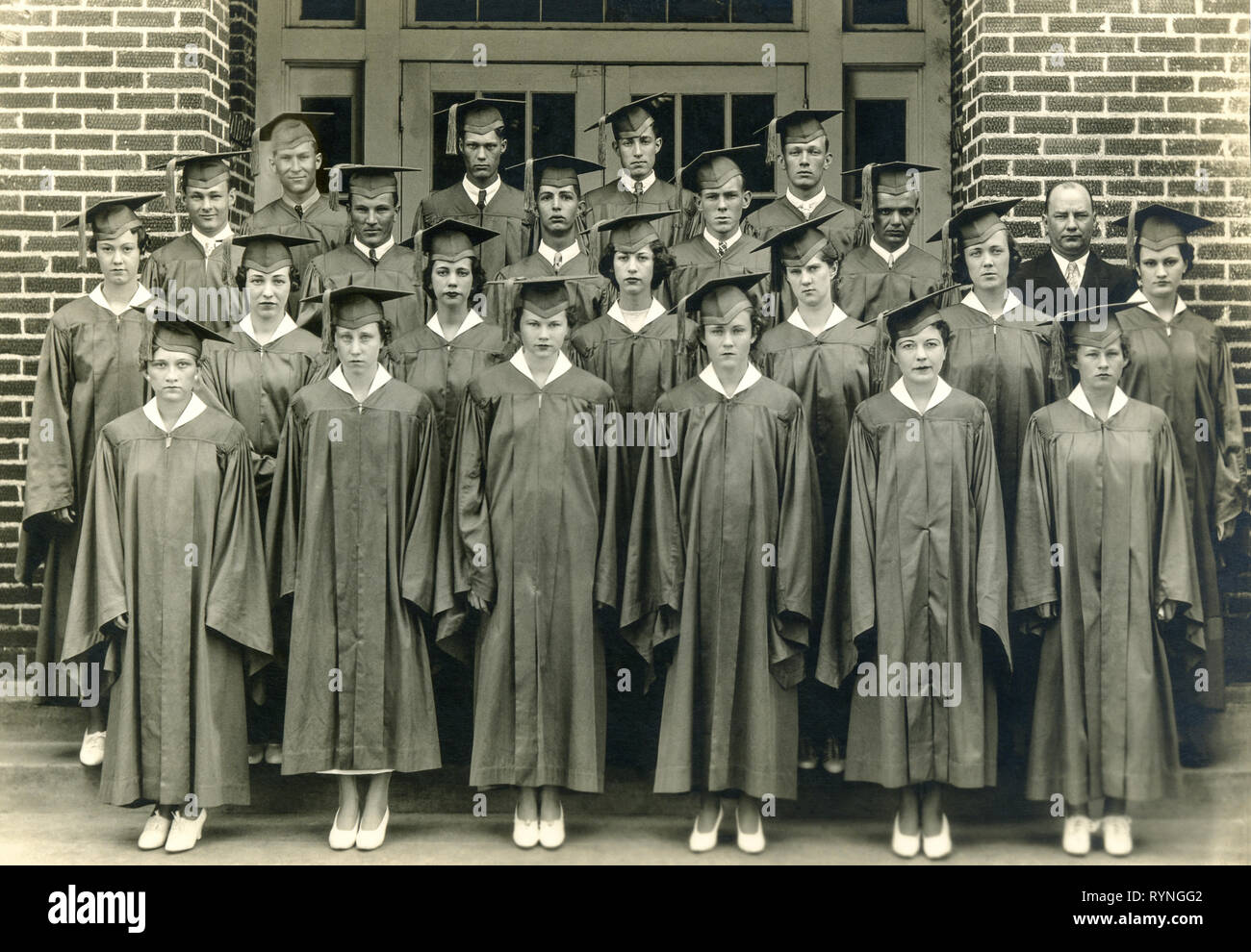 Horizontale Schuß eines High School abschlussklasse von 1935 ish von einer kleinen Stadt in Arkansas. Stockfoto