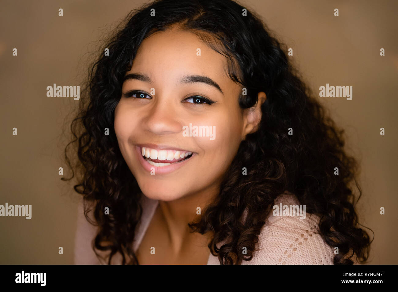 Positive, lustige und glückliche Haltung. Extrem glückliche junge Dame mit gelocktem Haar und grinste breit, Zähne, während für die Kamera posieren, Mode Ring Stockfoto