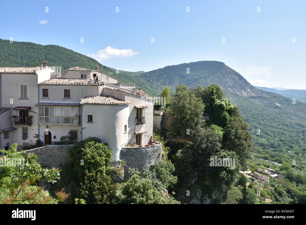 Blick auf ein italienisches Dorf auf dem Molise-Berg Stockfoto