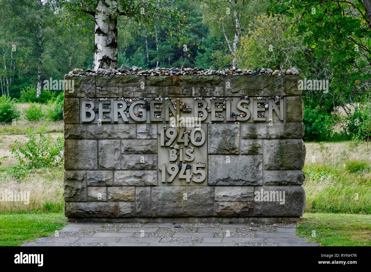 Konzentrationslager Bergen-Belsen: Gedenkstein am Eingang zum historischen Lagergelände, Heide, Niedersachsen, Deutschland Stockfoto