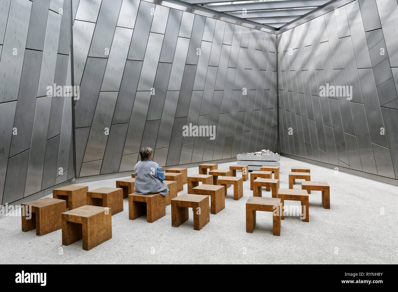 Konzentrationslager Bergen-Belsen: Haus der Stille, Lüneburgauer Heide, Niedersachsen, Deutschland Stockfoto