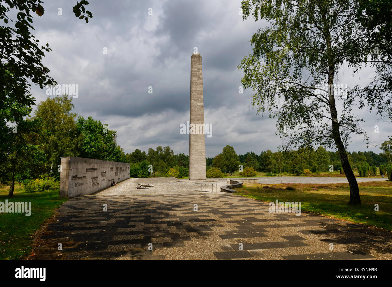 Konzentrationslager Bergen-Belsen: Obelisk-Denkmal, Lüneburgauer Heide, Landkreis Kelle, Niedersachsen, Deutschland Stockfoto