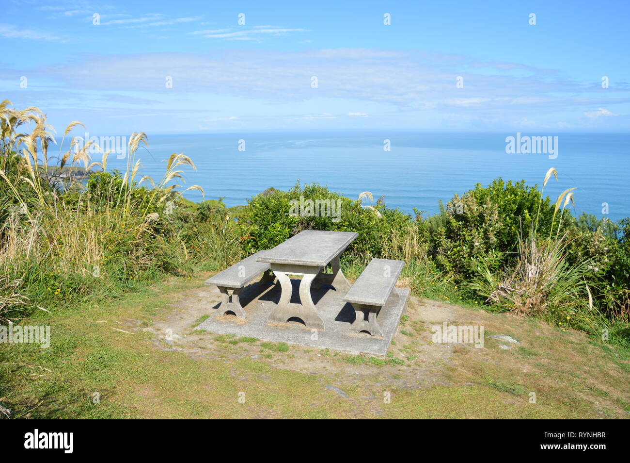 Machen Sie eine Pause! Platz zum Ausruhen und genießen die tolle Aussicht über das Meer Stockfoto