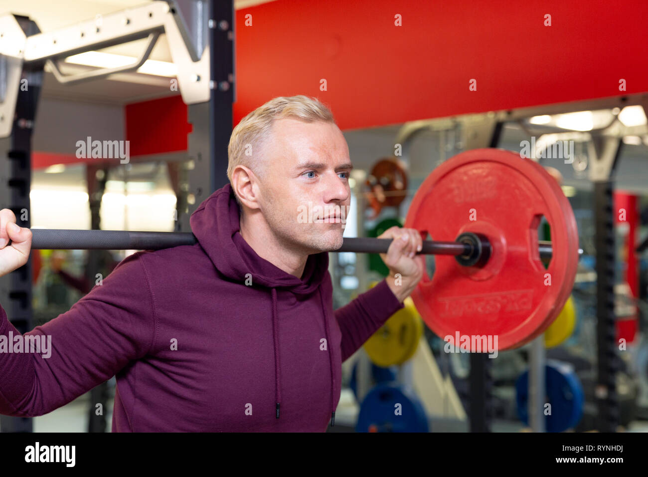 Junger Mann Heben schwerer Gewichte während eines Training Session. Mann Training mit Langhantel Stockfoto