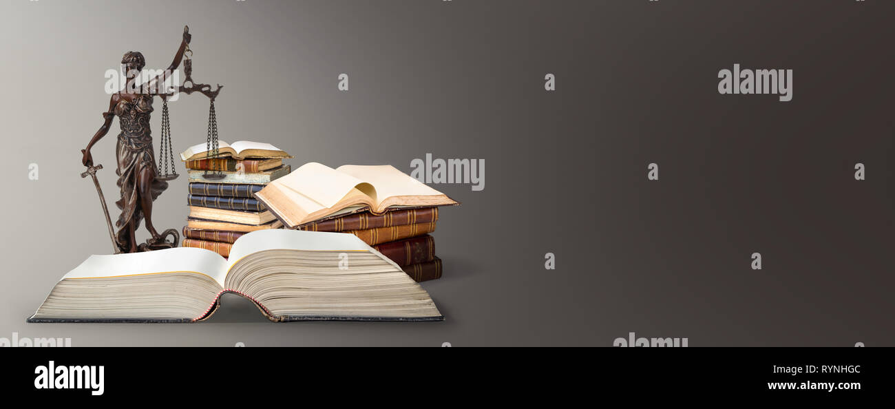 Ein Bild von einem Themis statue stehend an Bücher Hintergrund Stockfoto