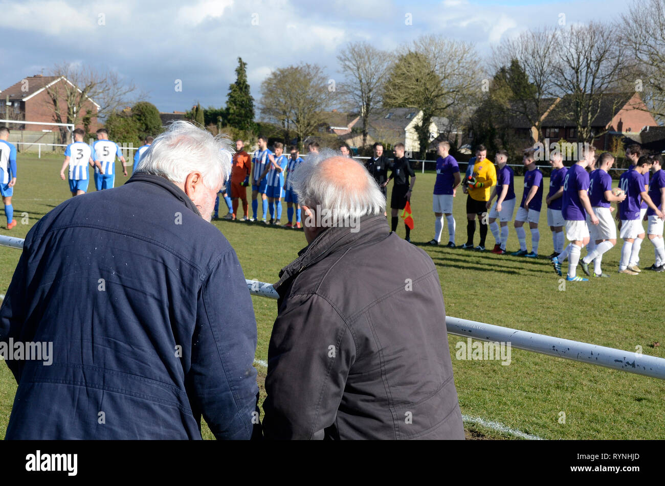 Lokales Fußballspiel im Dorf, Ruardean Hill, Forest of Dean, Gloucester, England. Stockfoto