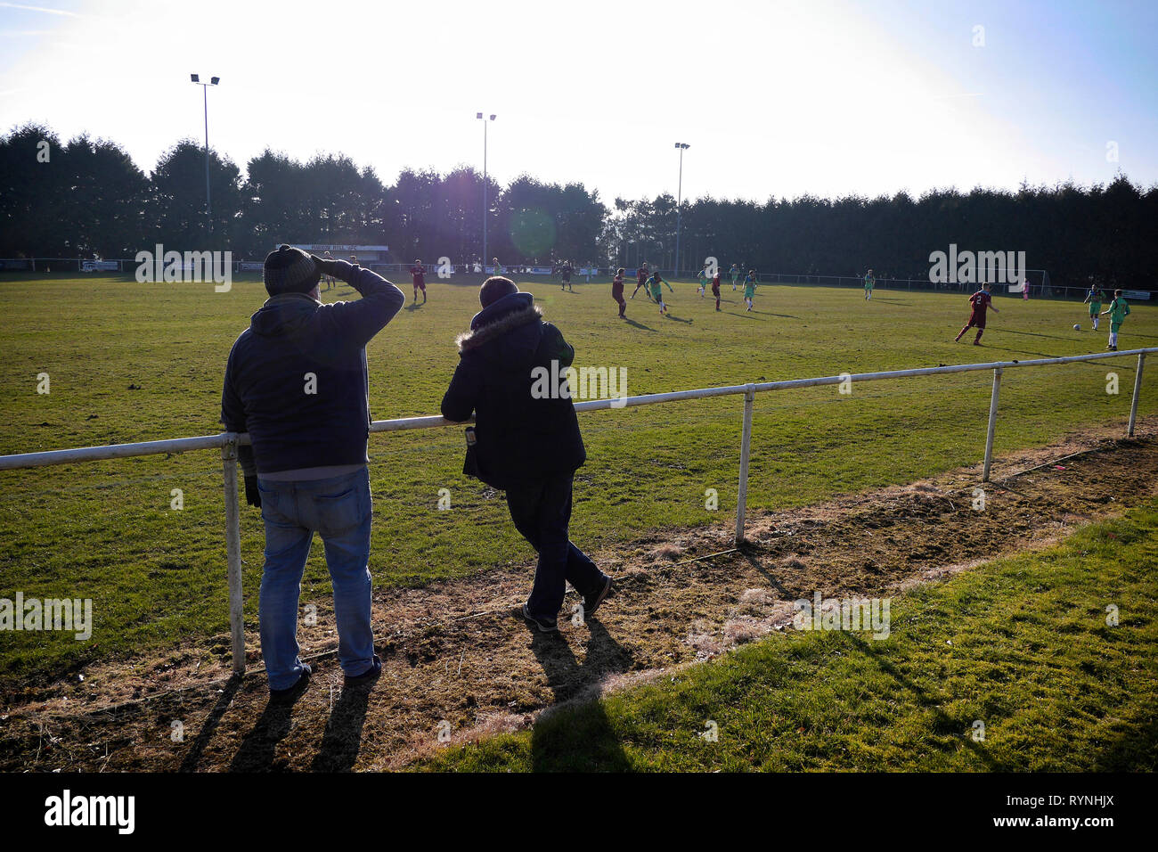 Lokales Fußballspiel im Dorf, Ruardean Hill, Forest of Dean, Gloucester, England. Stockfoto
