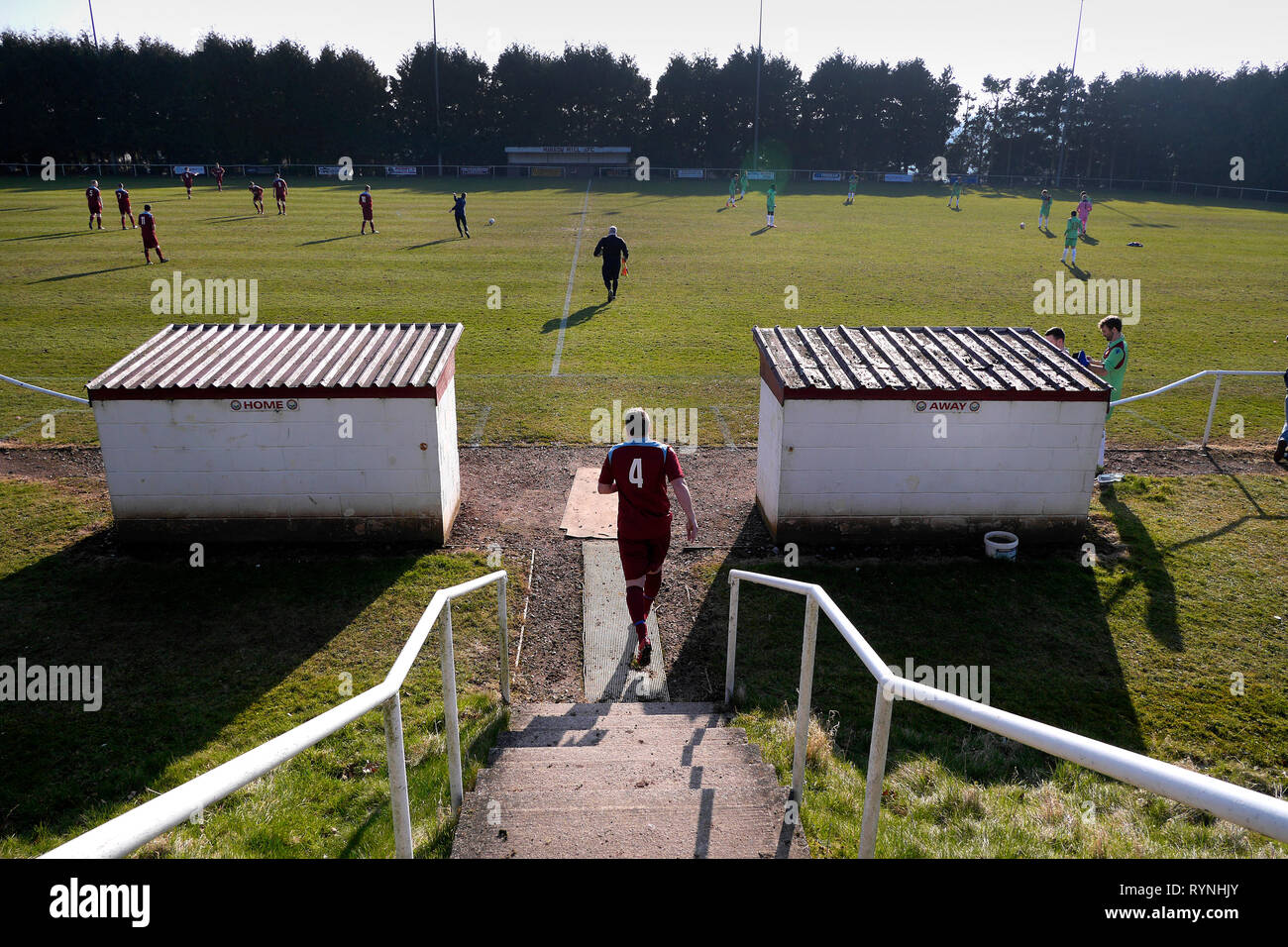 Lokales Fußballspiel im Dorf, Ruardean Hill, Forest of Dean, Gloucester, England. Stockfoto