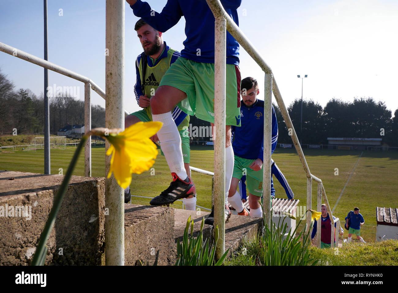 Lokales Fußballspiel im Dorf, Ruardean Hill, Forest of Dean, Gloucester, England. Stockfoto