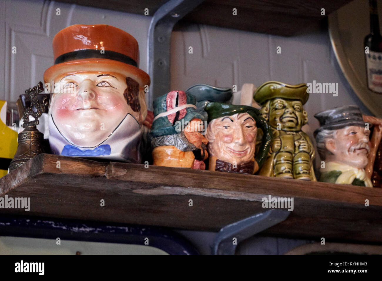 Toby Krüge in einem micropub in Gloucester, Gloucestershire, England, Großbritannien Stockfoto