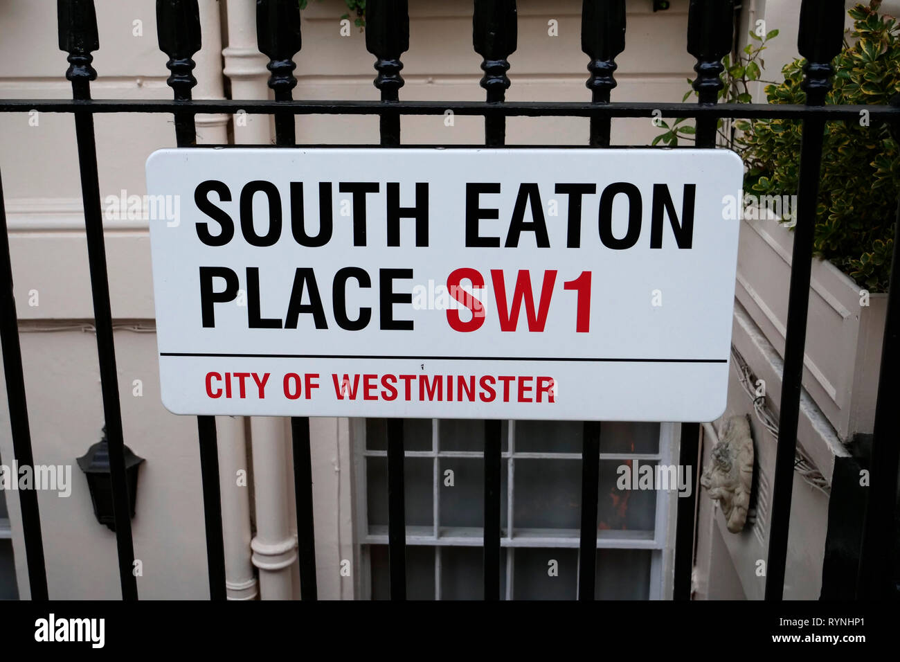 South Eaton Place street sign, Belgravia, London, England, in der Stadt der Stadtteil Westminster. Eine der reichsten Gegenden der Welt. Stockfoto