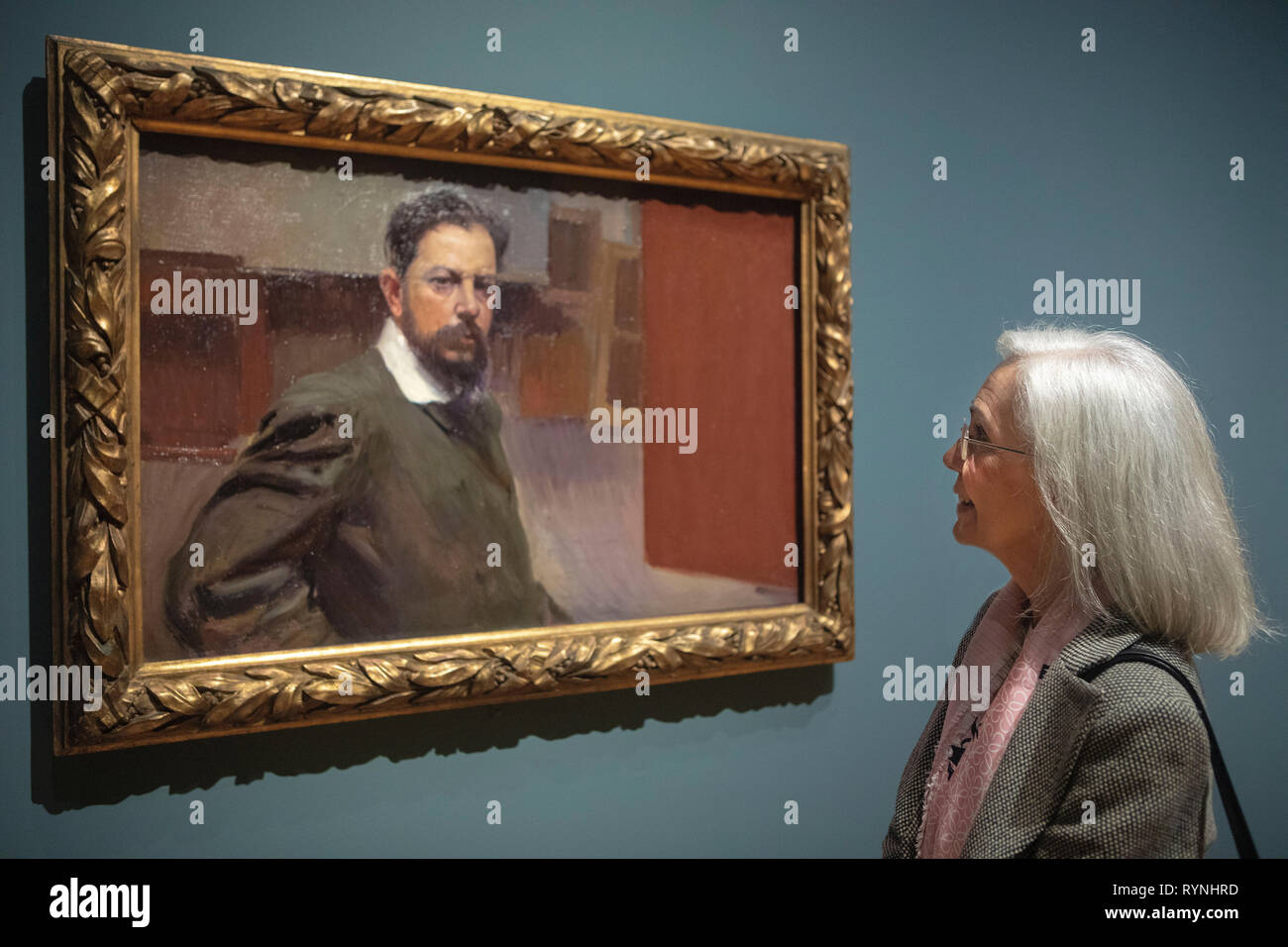 Blance Pons Sorolla an der National Gallery, London vor dem Selbstportrait von ihrem Großvater, dem spanischen Maler Joaquin Sorolla Stockfoto