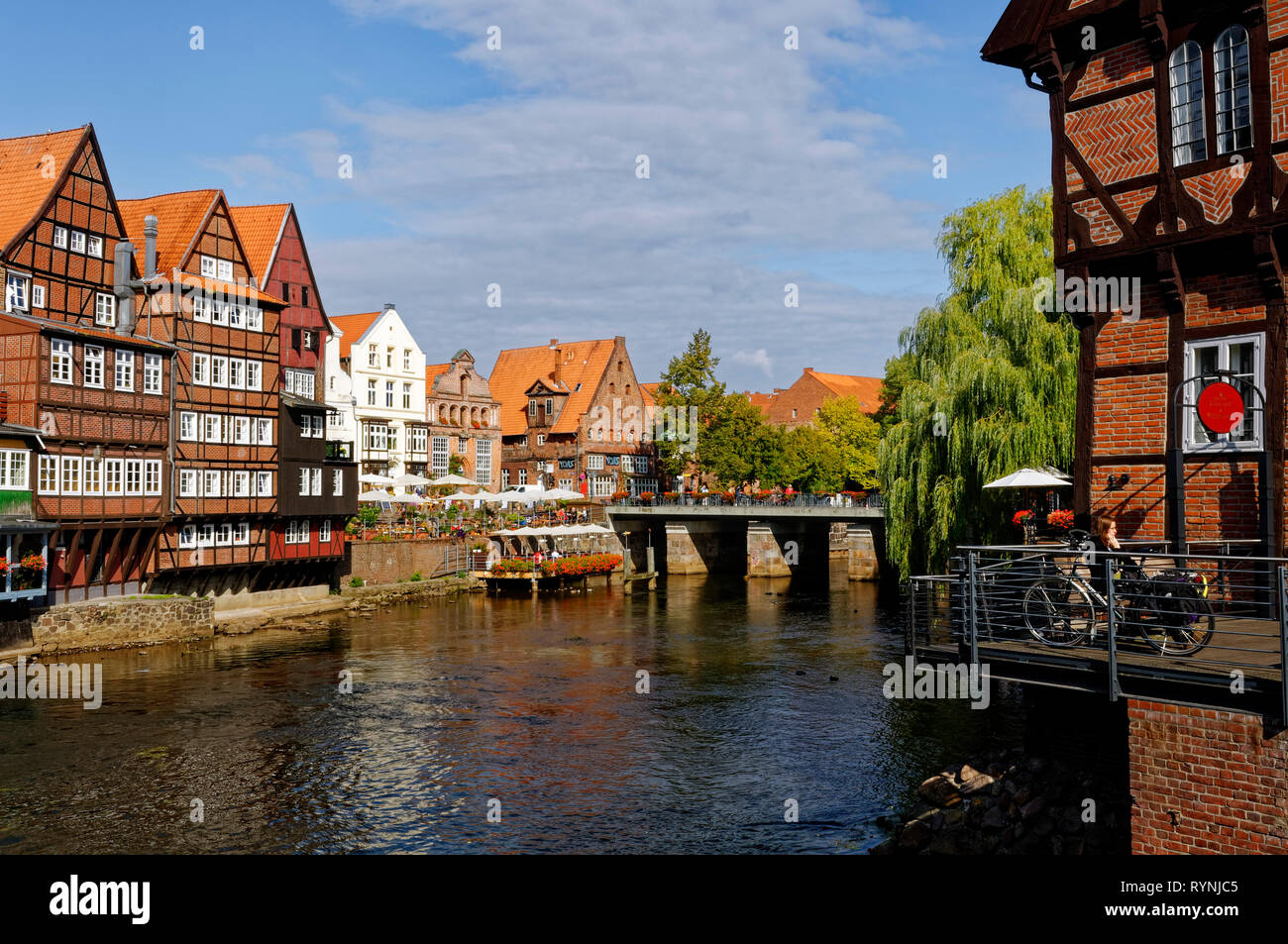 Lüneburgisch: Häuser in der Altstadt entlang des Flusses Ilmenau (Waterside Quarter), Niedersachsen, Deutschland Stockfoto