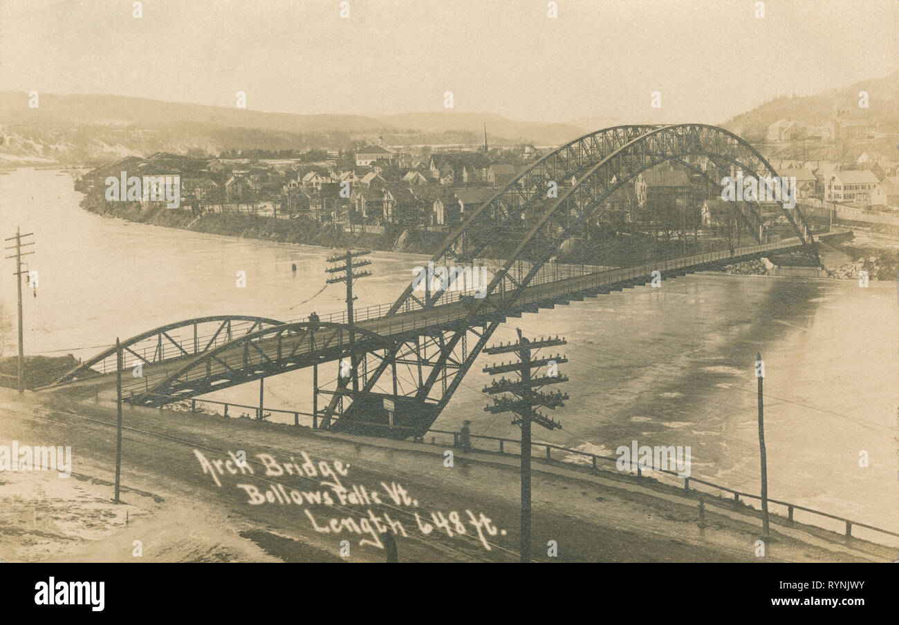 Antike c 1905 Foto, die Bellows Falls Bogenbrücke in Balg fällt, Vermont, USA. Die Brücke wurde mit drei schwenkbaren Stahl durch Bogenbrücke über den Connecticut River zwischen Balg fällt, VT und North Walpole, NH. Es war strukturell bedeutender als die längste Bogenbrücke in den Vereinigten Staaten, als es im Jahre 1905 abgeschlossen wurde. Quelle: original Foto Stockfoto