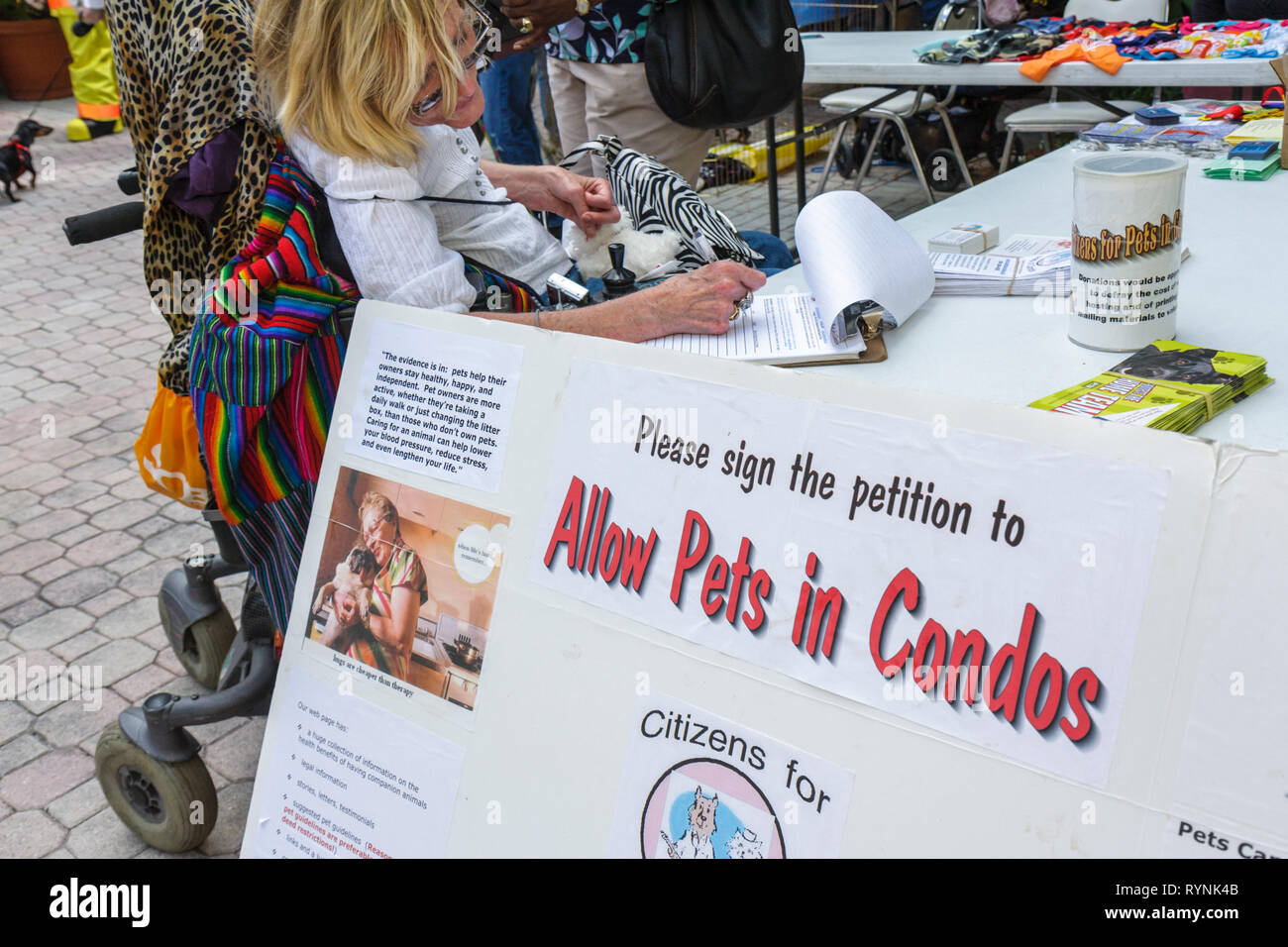 Miami Florida, Temple Israel, Bow Wow Palooza Interfaith Segnung der Tiere, Besitzer, Haustier, Unterzeichnung, Frau weibliche Frauen, Behinderte, Rollstuhl, Poster, Bürger Stockfoto