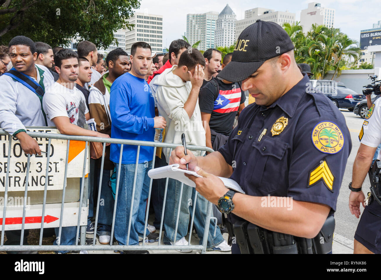 Miami Florida, Riverside Center, Regierungsverwaltungsgebäude, Stadt Stellenbewerber, Anwendung, Stadt, Feuerwehrmann, Linie, Warteschlange, Arbeitslosigkeit, Wirtschaft, Blac Stockfoto
