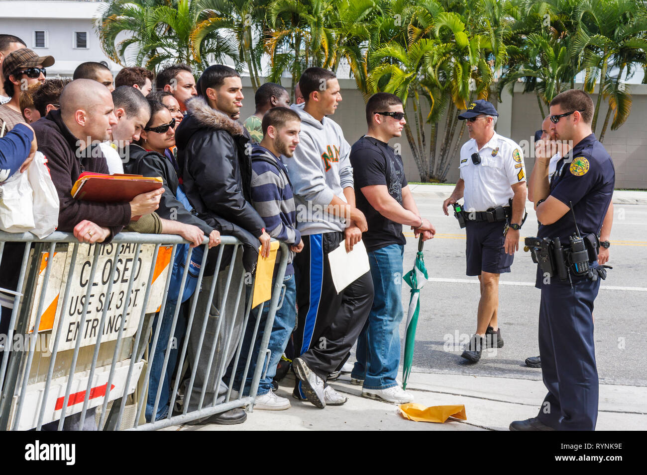 Miami Florida, Riverside Center, Regierungsverwaltungsgebäude, Stadt Stellenbewerber, Anwendung, Stadt, Feuerwehrmann, Linie, Warteschlange, Arbeitslosigkeit, Wirtschaft, Blac Stockfoto