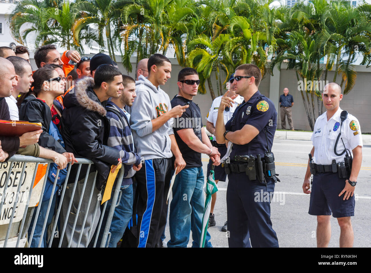 Miami Florida, River Waterside Center, Regierungsverwaltungsgebäude, Stadt Stellenbewerber, Anwendung, Stadt, Feuerwehrmann, Linie, Warteschlange, Arbeitslosigkeit, econom Stockfoto