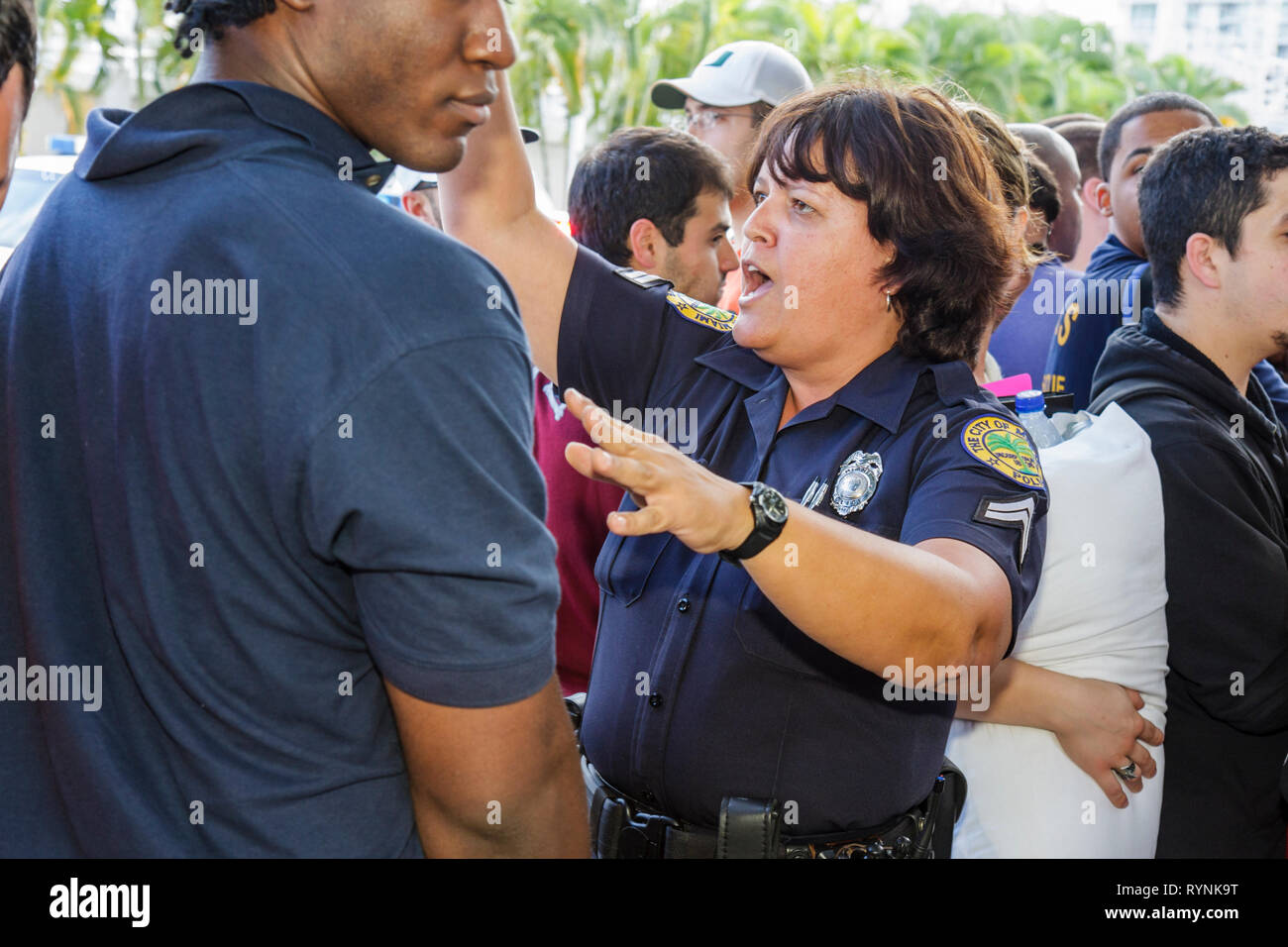 Miami Florida, Riverside Center, Regierungsverwaltungsgebäude, Stadt Stellenbewerber, Anwendung, Stadt, Feuerwehrmann, Linie, Warteschlange, Arbeitslosigkeit, Wirtschaft, Blac Stockfoto