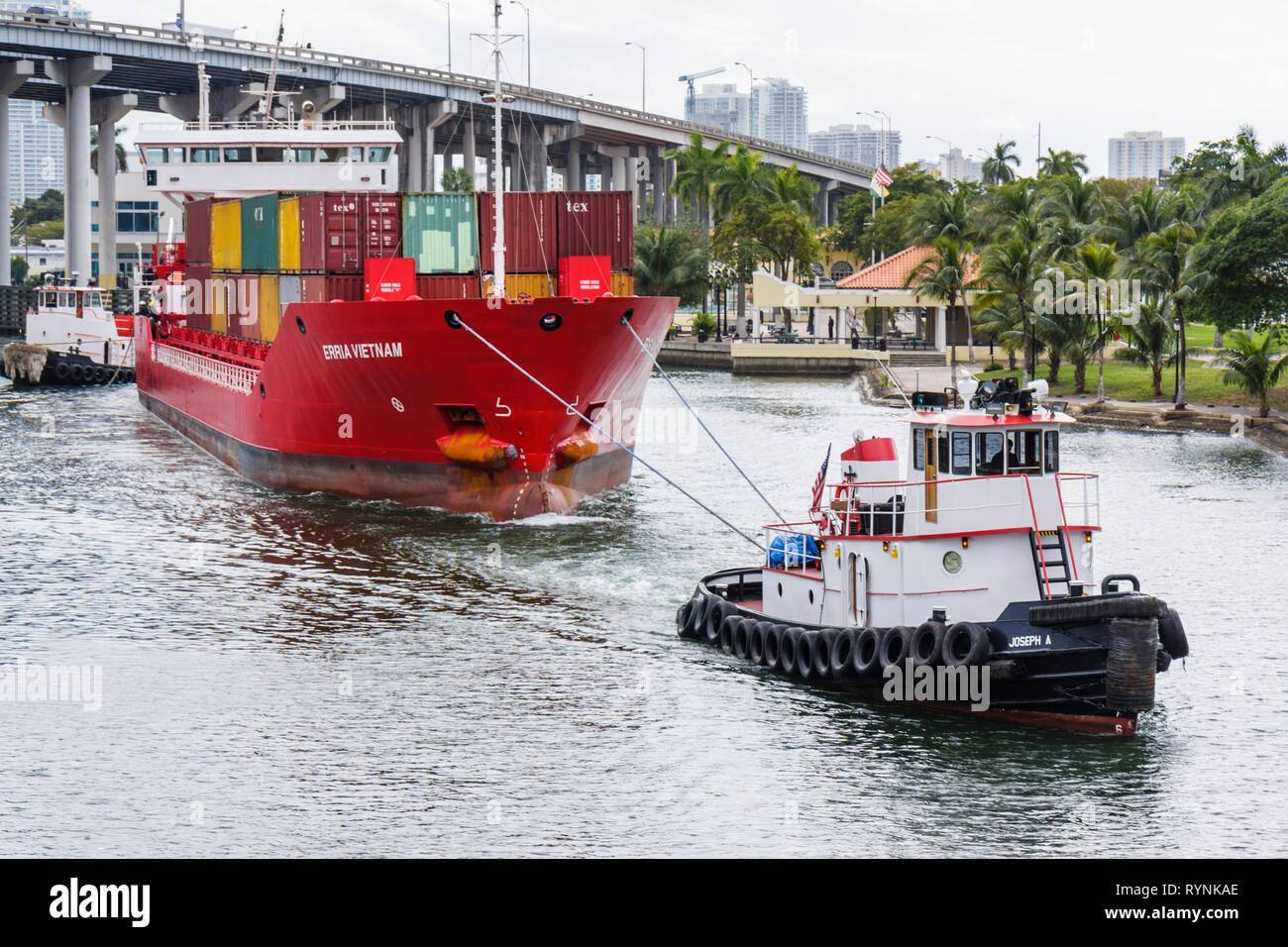 Miami Florida, Miami River, shippingcontainer, Schiff, Schiff, Fracht, Transport, Schlepper, Navigation, Brücke, Schlepptau, Erria Vietnam, Boot, FL090202142 Stockfoto