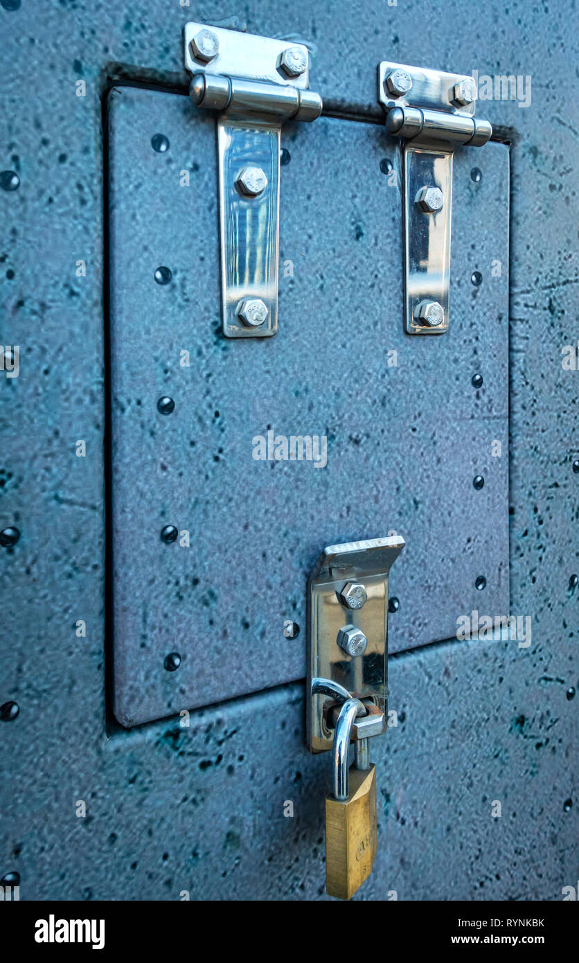 Große künstlerische Metall mit Messingbeschlägen und vielen Vorhängeschlösser mit Rädern auf der Getreidespeicher Square, Kings Cross, London Stockfoto