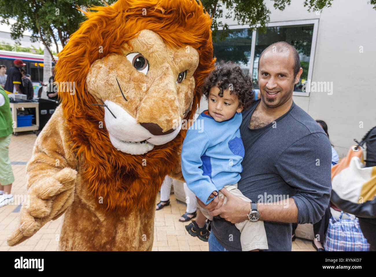 Miami Florida, Adrienne Arsht Center for Performing Arts, kostenloses Familienfest, Festival, literarischer Charakter, Löwe, Kostüm, hispanischer Mann, Männer, Kind, Jungen Stockfoto