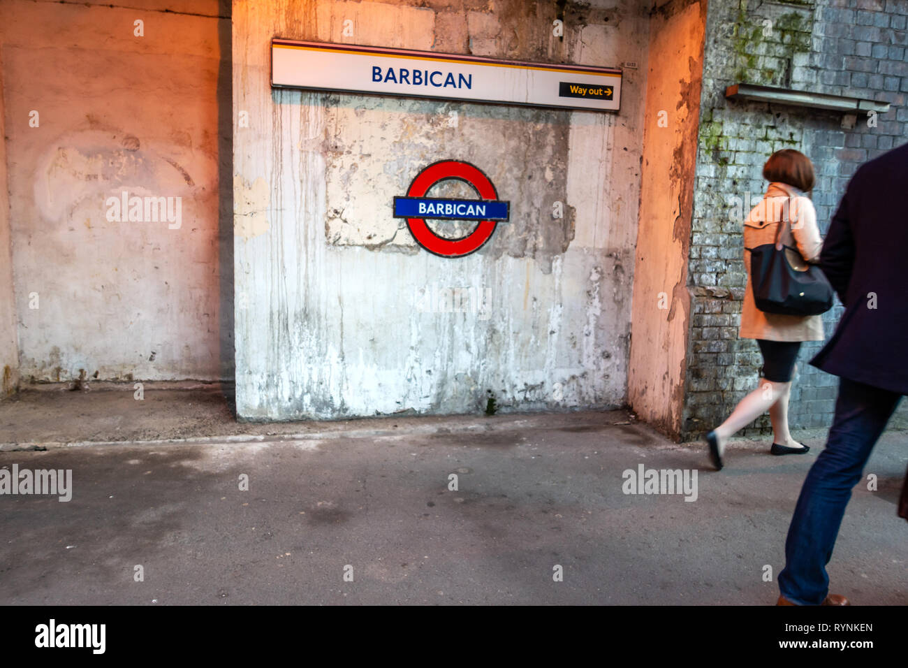 Iconic Rundschreiben Londoner U-Bahn Zeichen auf dem U-Bahnsteig U-Bahnstation Barbican, London, England Stockfoto